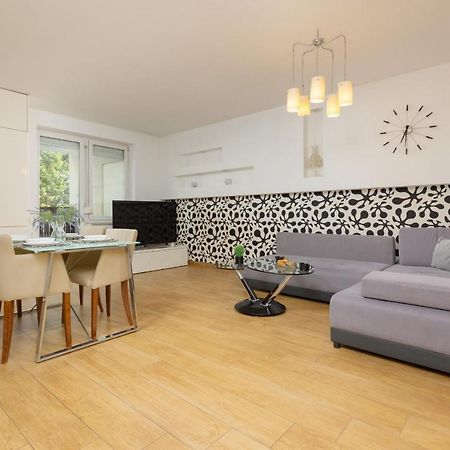 Metro Targowek Spacious Apartment With Parking By Noclegi Renters Warschau Buitenkant foto
