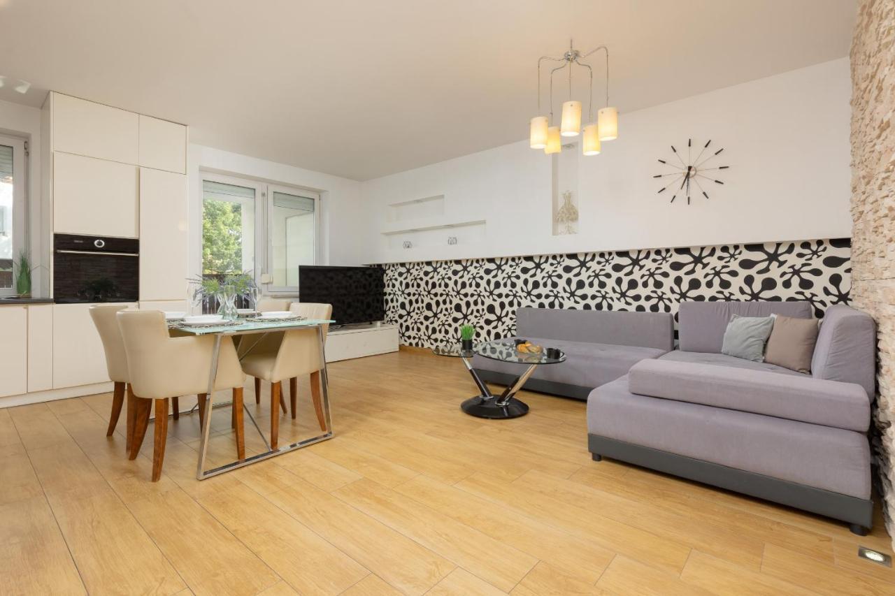 Metro Targowek Spacious Apartment With Parking By Noclegi Renters Warschau Buitenkant foto